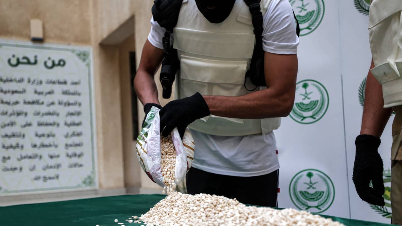 "مخبأة في إرسالية بطاطس".. السعودية تحبط محاولة تهريب أكثر من 27 كيلوغرامًا من الكوكايين