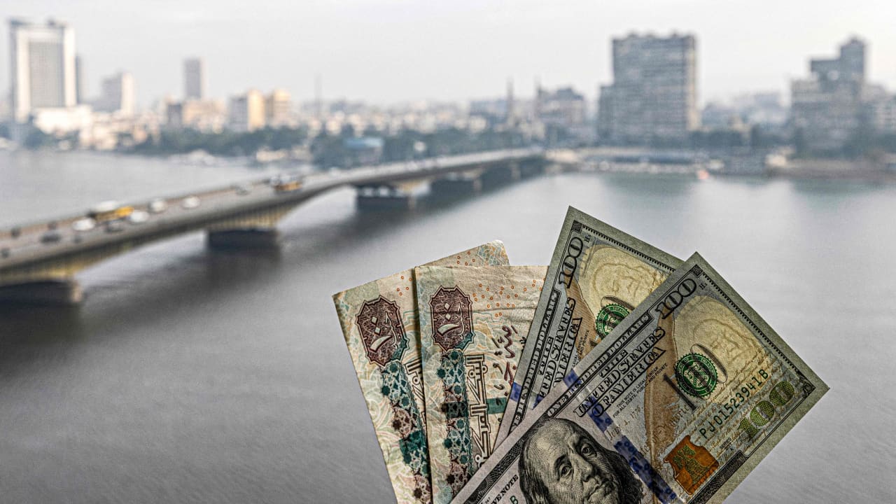 كيف تواجه مصر أزمة الدولار؟.. ولماذا حذر السيسي من تحرير سعر الصرف؟