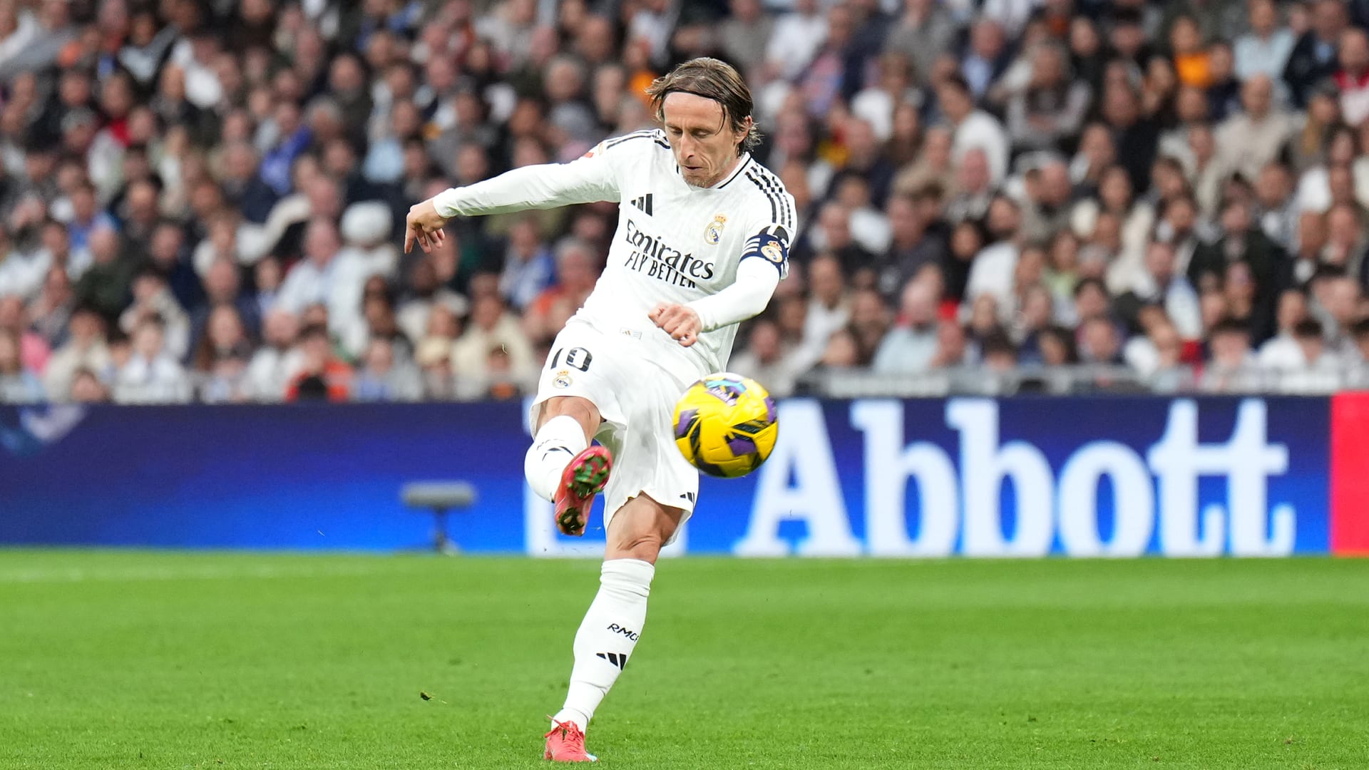 بمرمى جيرونا مودريتش يسجل واحدا من أروع أهدافه في مسيرته بمرمى جيرونا مودريتش يسجل واحدا من أروع أهدافه في مسيرته