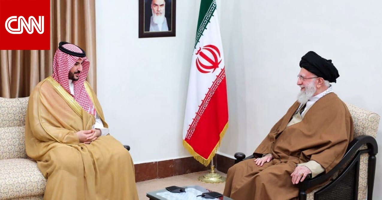 فيديو يزعم "اعتذار خالد بن سلمان" لخامنئي خلال زيارته إلى إيران.. ما حقيقته؟