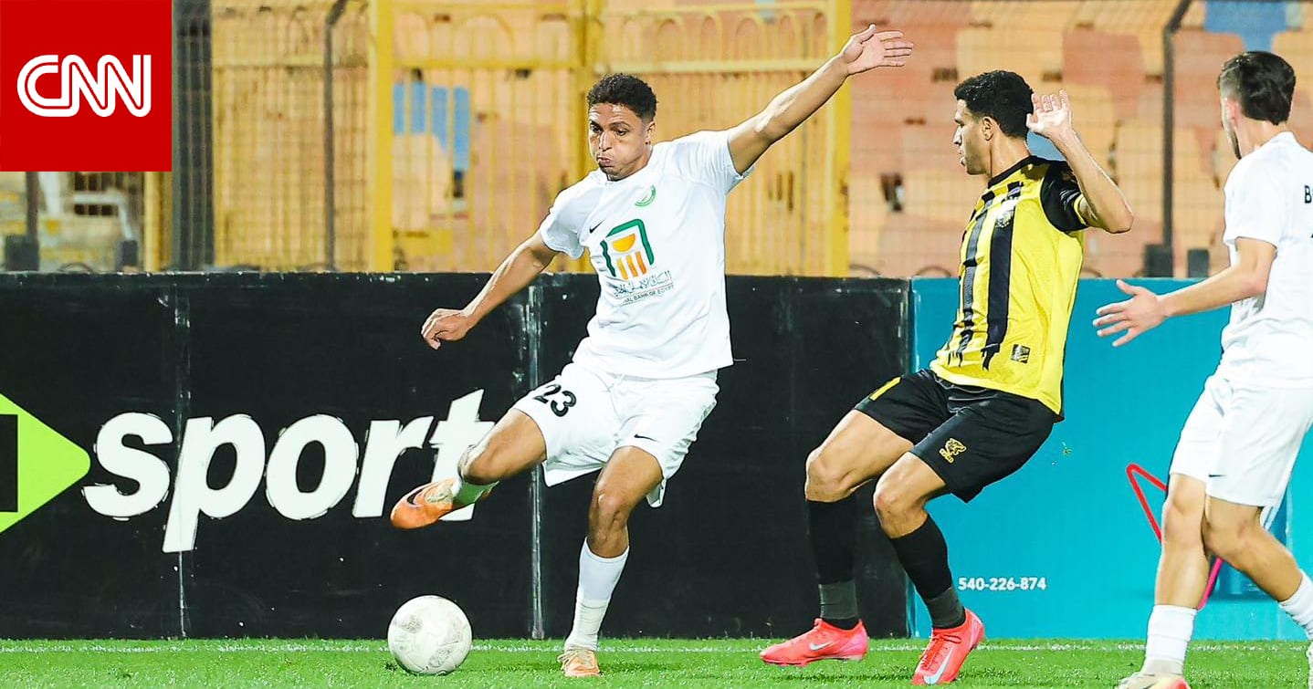 لقطة طريفة.. لاعب في الدوري المصري يقبّل رأس الحكم بعد احتساب هدف لفريقه