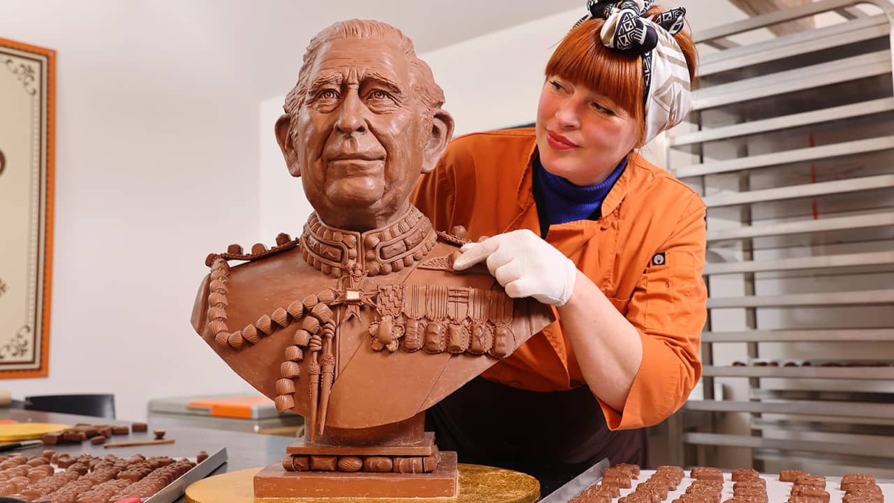 تمثال نصفي من الشوكولا للملك تشارلز الثالث بالحجم الطبيعي.. احتفالًا بالتتويج