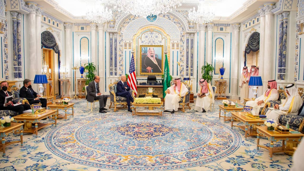 جانب من لقاء الرئيس الأمريكي و العاهل السعودي وولي العهد بقصر السلام في جدة