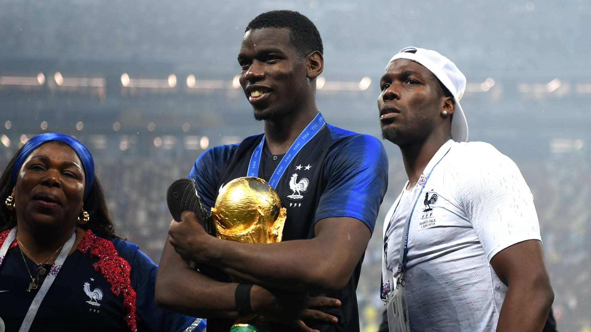 صورة أرشيفية لبول بوغبا خلال احتفاله مع والدته وشقيقه  بفوز فرنسا خلال نهائي كأس العالم 2018