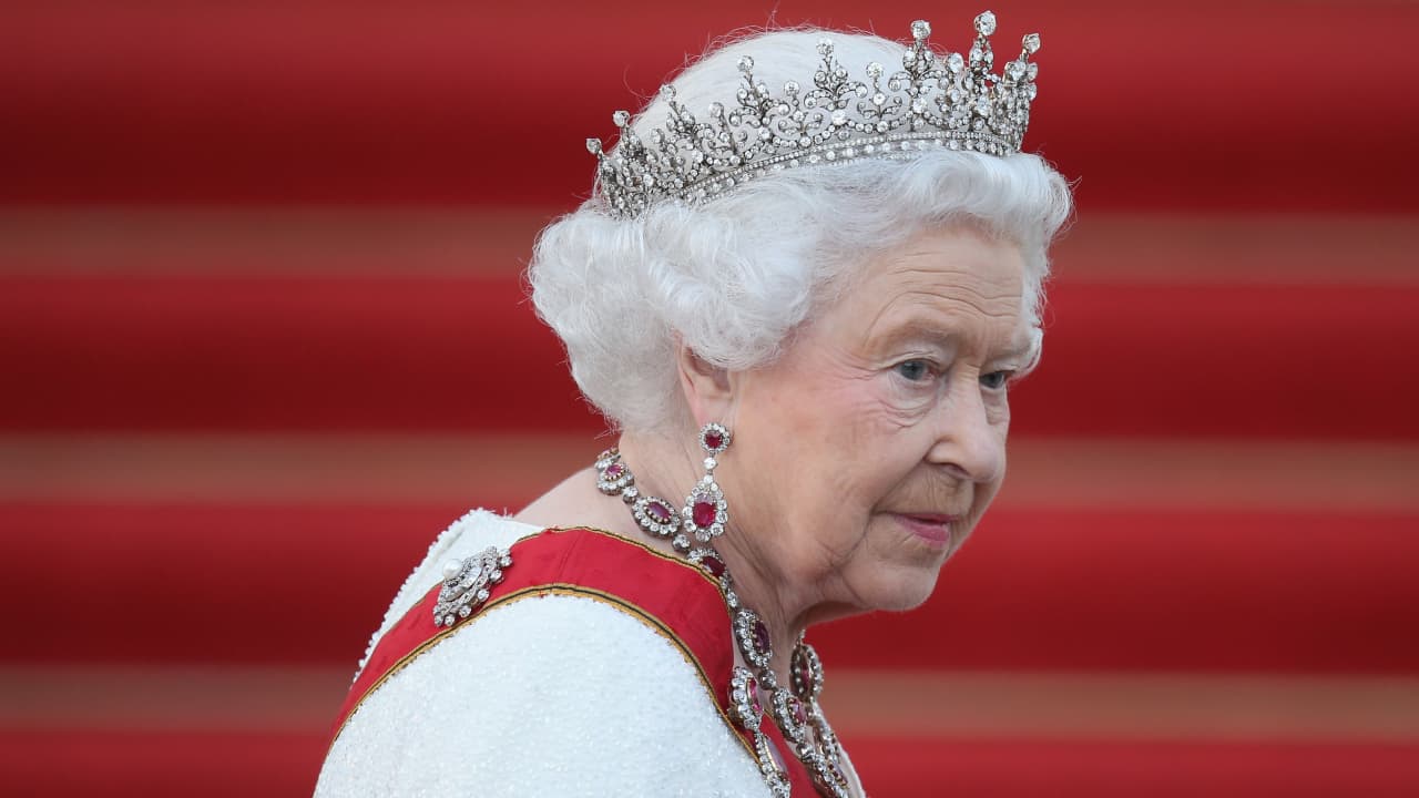 حاول اغتيال الملكة إليزابيث قبل عامين.. شاب بريطاني يعترف بـ"الخيانة"