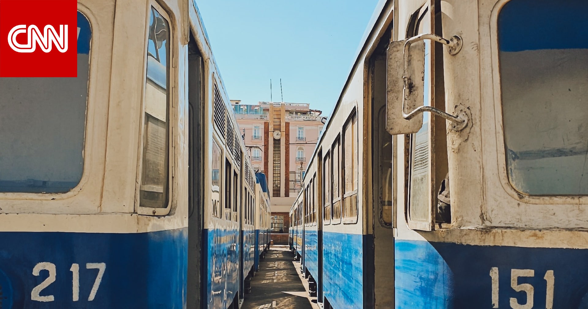 المحطة الأخيرة.. مصري يودع ترام الإسكندرية الشهير بصور مؤثرة 