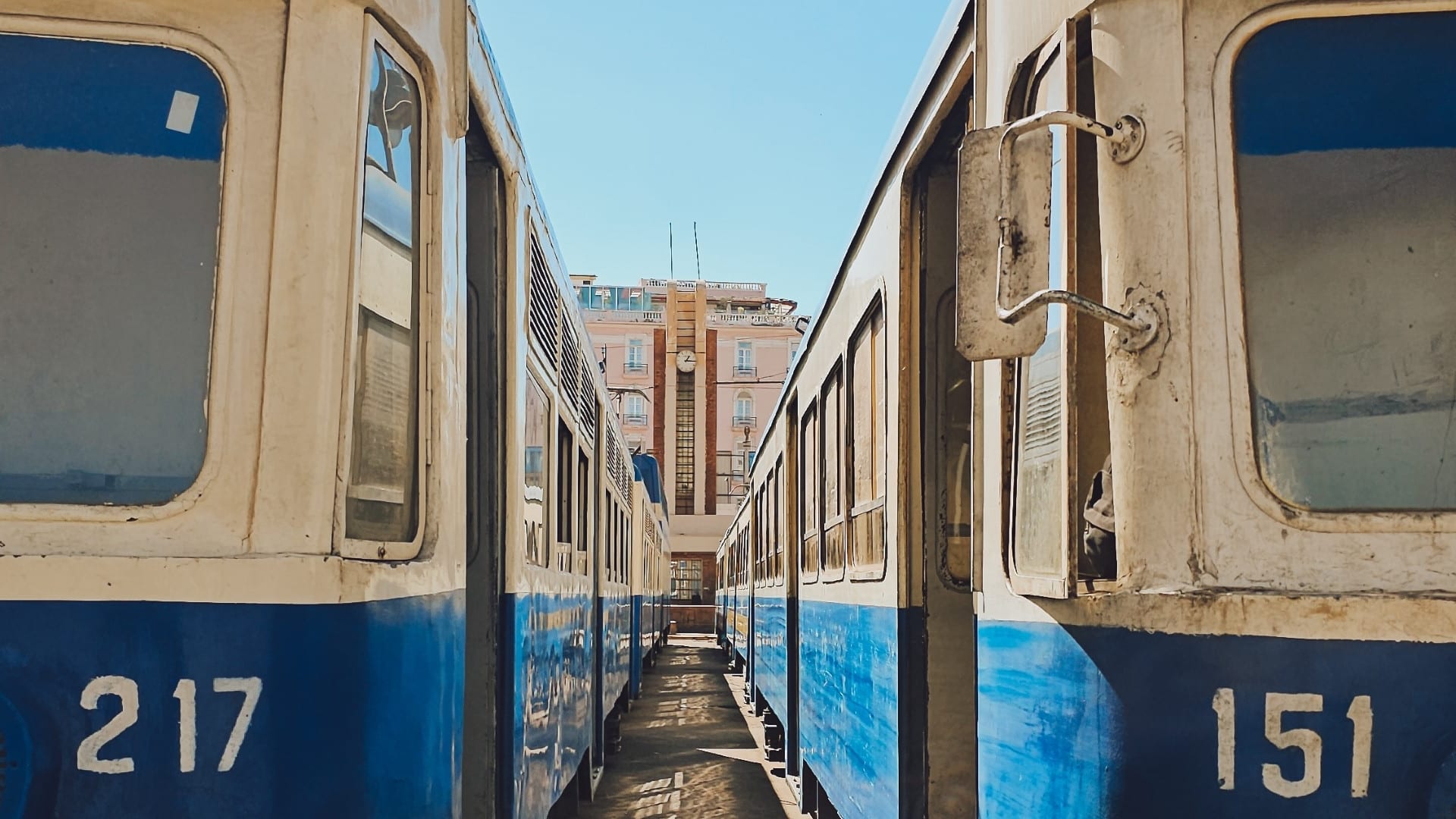 المحطة الأخيرة.. مصري يودع ترام الإسكندرية الشهير بصور مؤثرة