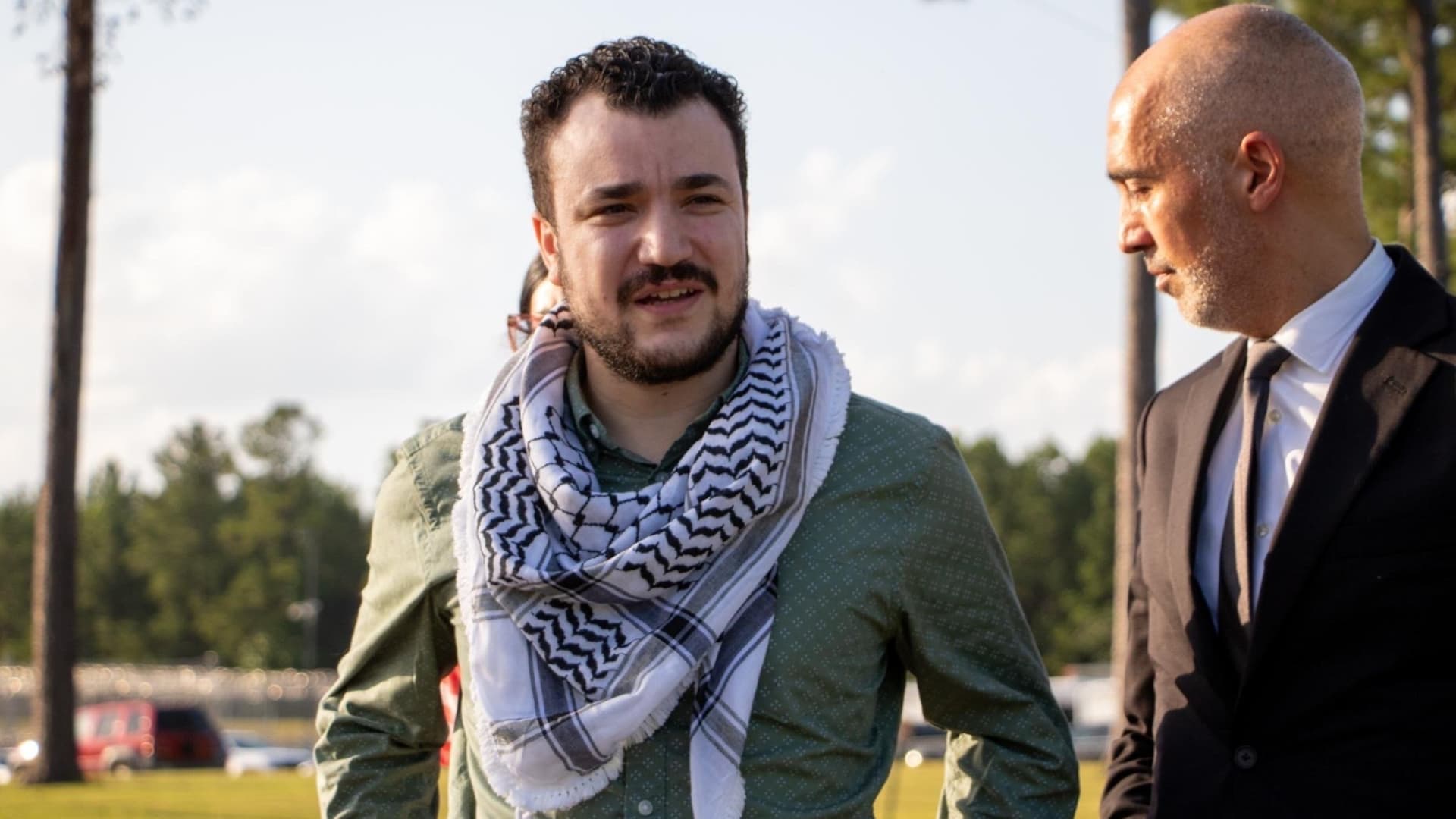 دعوى 20 مليون دولار كتعويض وما مر به.. الناشط الفلسطيني محمود خليل يكشف لـCNN كواليس أشهر احتجازه بأمريكا