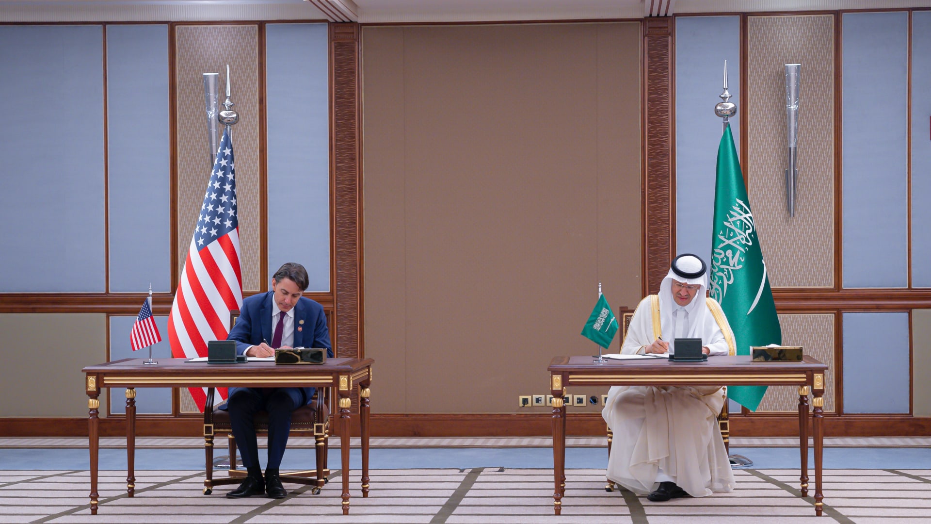 جانب من عملية التوقيع على الاتفاقيات بين المملكة العربية السعودية والولايات المتحدة الأمريكية