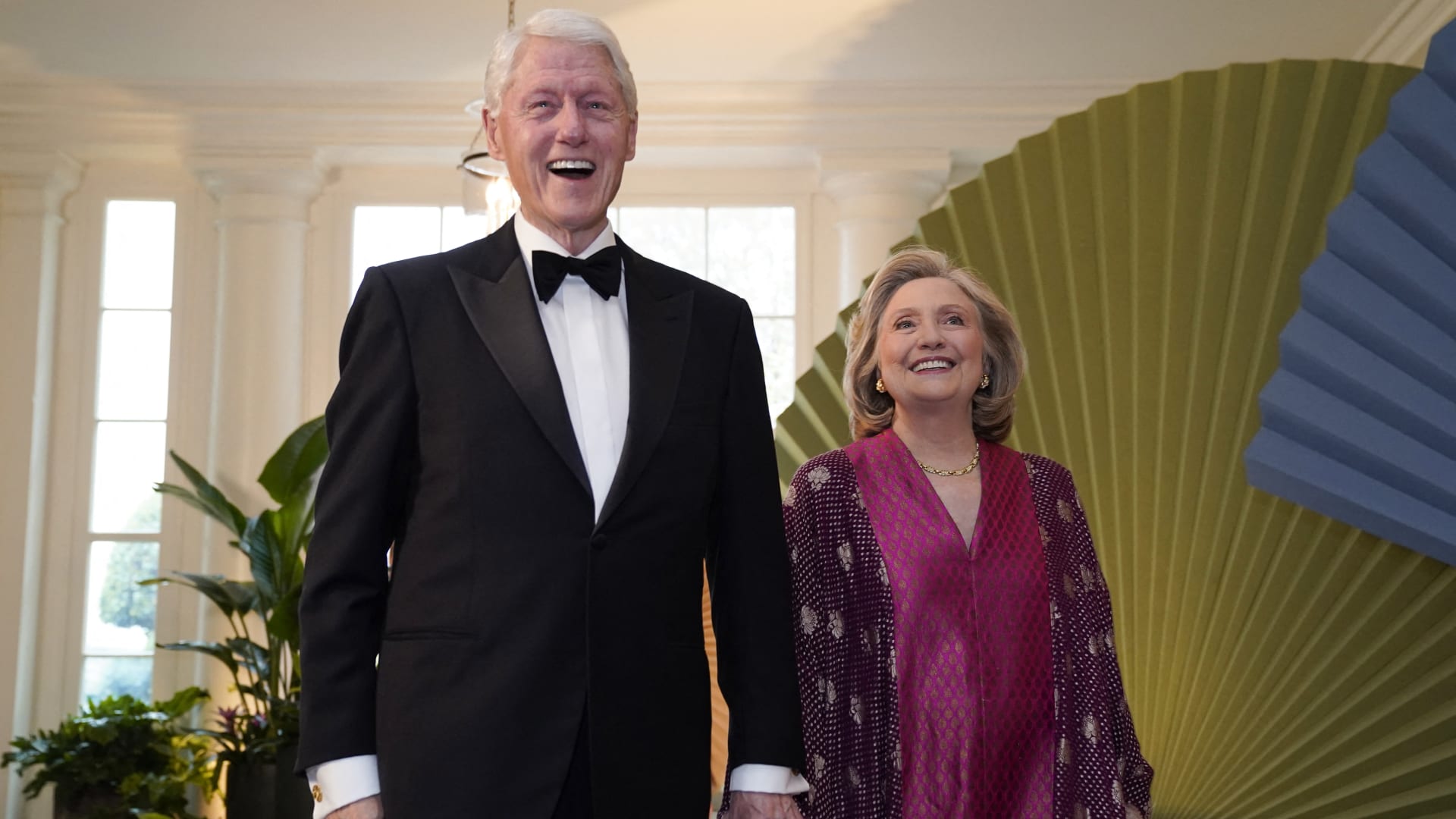 بيل كلينتون يدافع عن زوجته هيلاري بفيديو بعد الإدلاء بشهادتها أمام الكونغرس