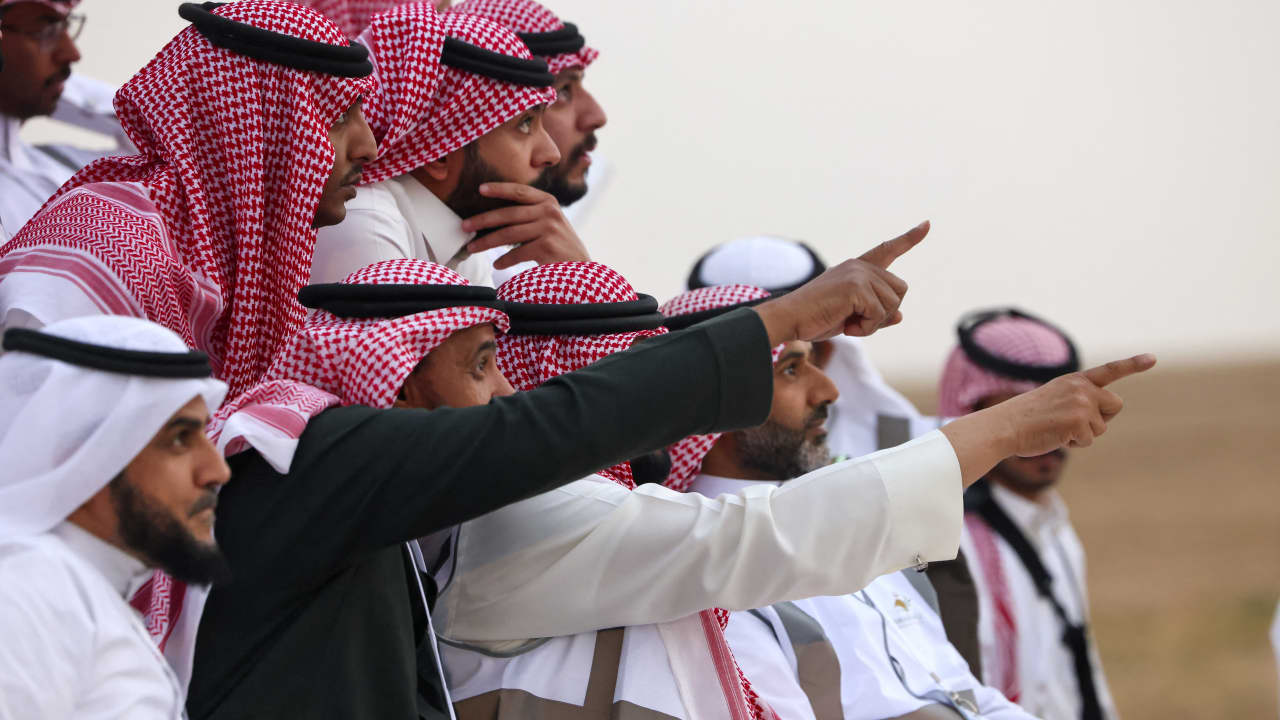 السعودية.. جدل صحة هلال عيد الفطر بحجمه وارتفاعه يوضحه فلكي في المملكة