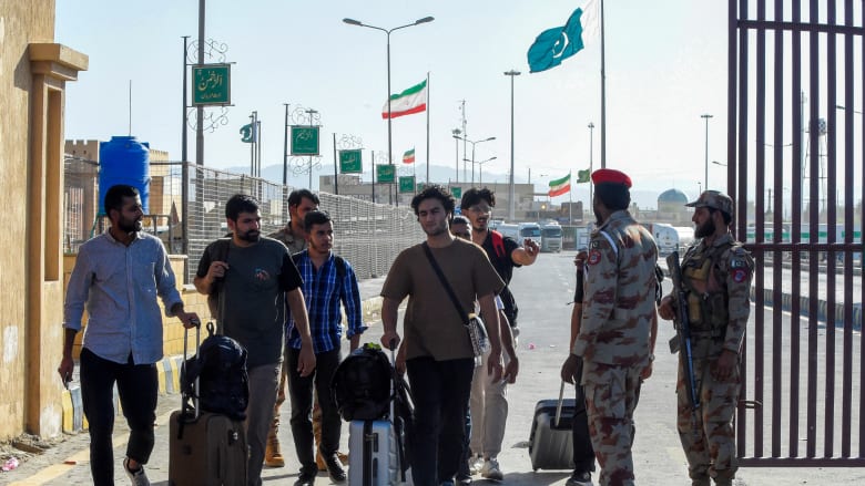 باكستان تفتح 6 ممرات برية لنقل البضائع إلى إيران وسط الصراع بمضيق هرمز