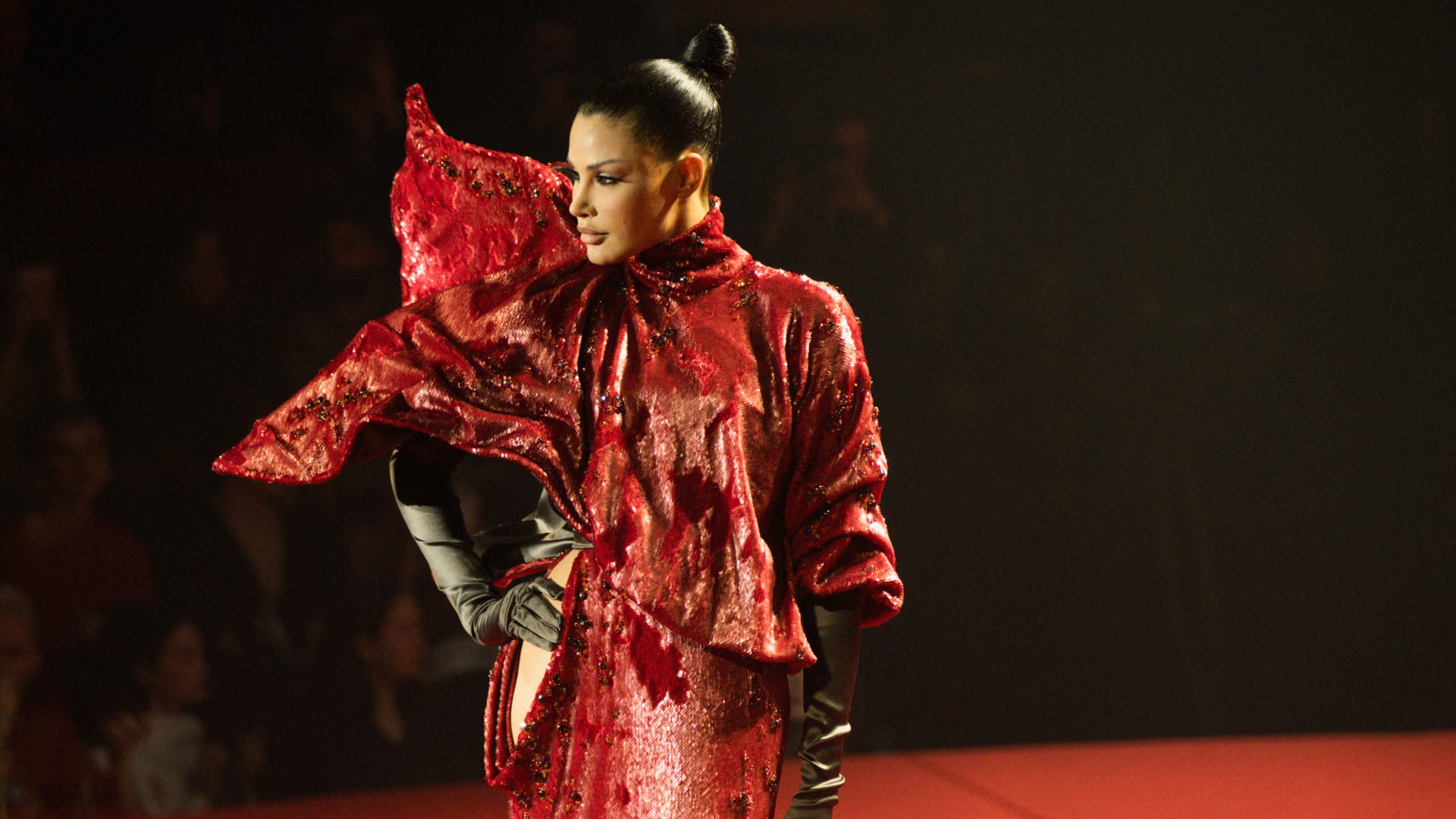 مفاجأة "عربيّة" في أسبوع باريس.. مغنيّة تونسيّة تتحوّل إلى عارضة أزياء