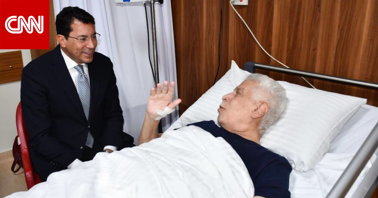 وزير الرياضة المصري يثير تفاعلاً.. هذا ما فعله مع حسن شحاتة في المستشفى