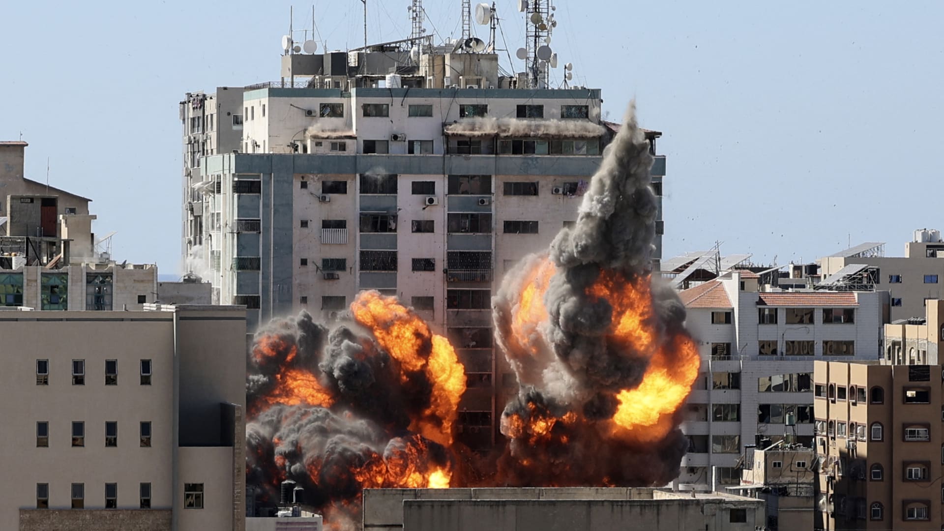 شاهد.. غارة جوية تسقط مبنى الجلاء في غزة وصواريخ فلسطينية تقصف إسرائيل