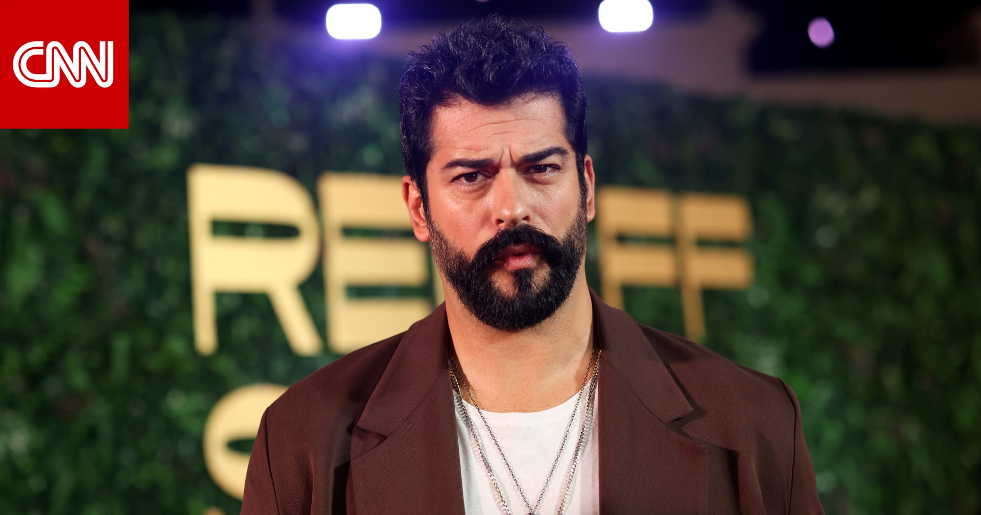 الممثل التركي بوراك أوزجيفيت يُنتخب "ملكًا" من معجبيه في روسيا