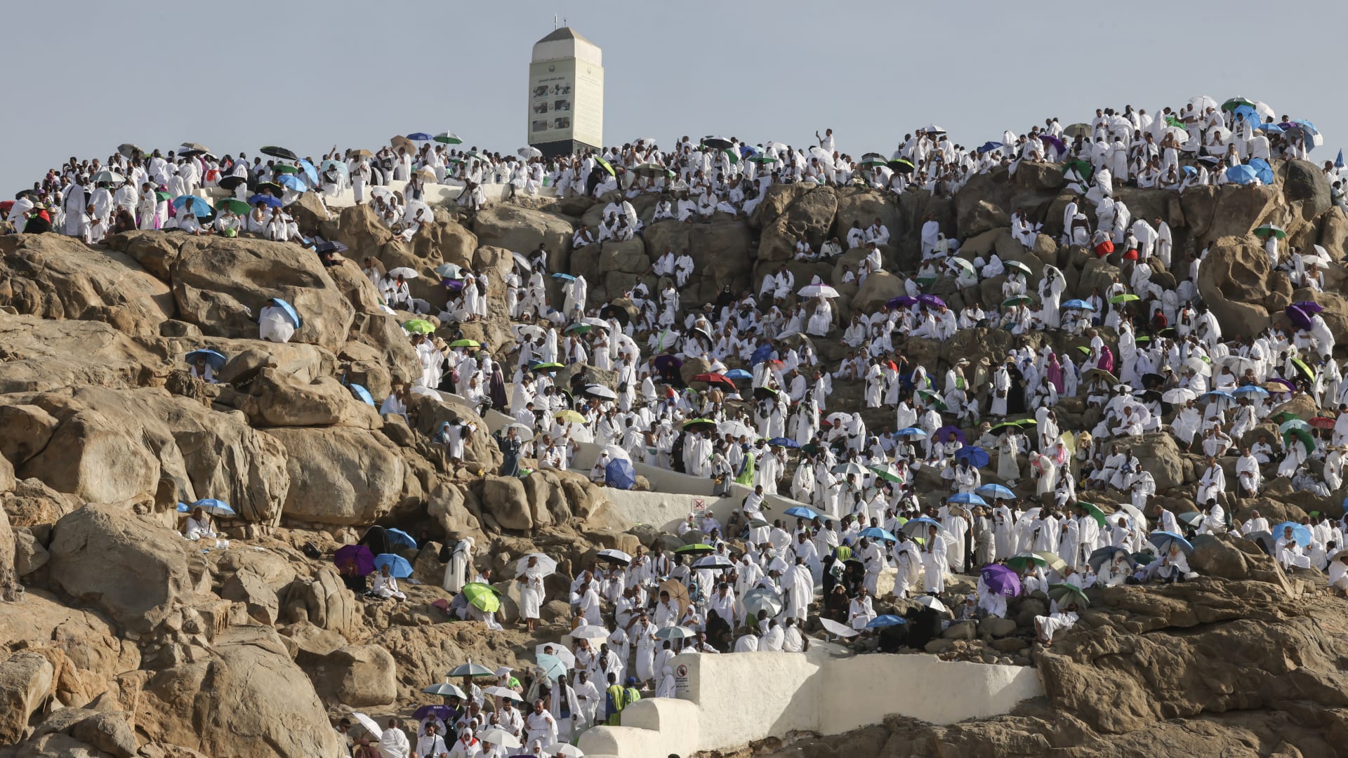 ولي العهد السعودي يصل إلى منى لمتابعة الحج وضيوف الرحمن