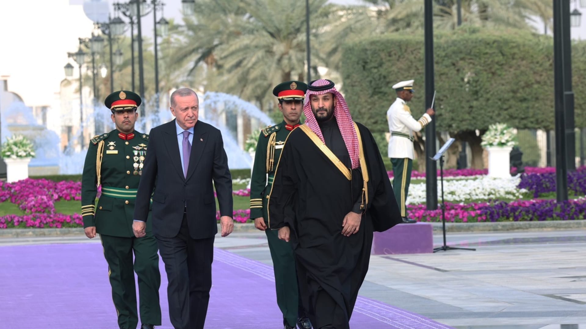 مباحثات بين ولي العهد السعودي والرئيس التركي وسط مراسم استقبال رسمية بالرياض