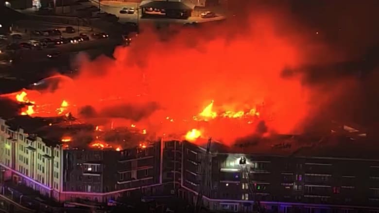شاهد لحظة اندلاع حريق هائل في مجمع سكني ضخم في أمريكا