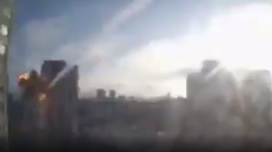 كاميرا مراقبة ترصد لحظة إصابة "صاروخ" مبنى سكني بشكل مباشر في كييف