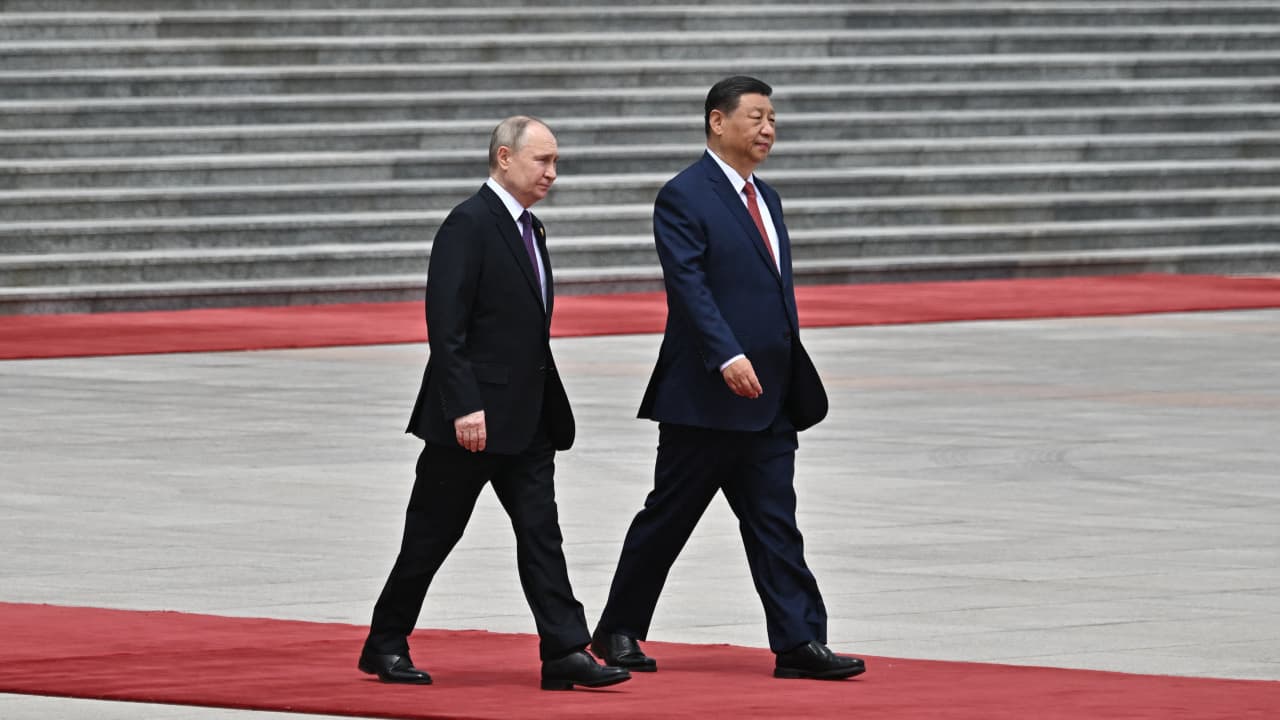 رئيس الصين يفرش السجاد الأحمر باستقبال بوتين في عرض قوي لوحدة الصف