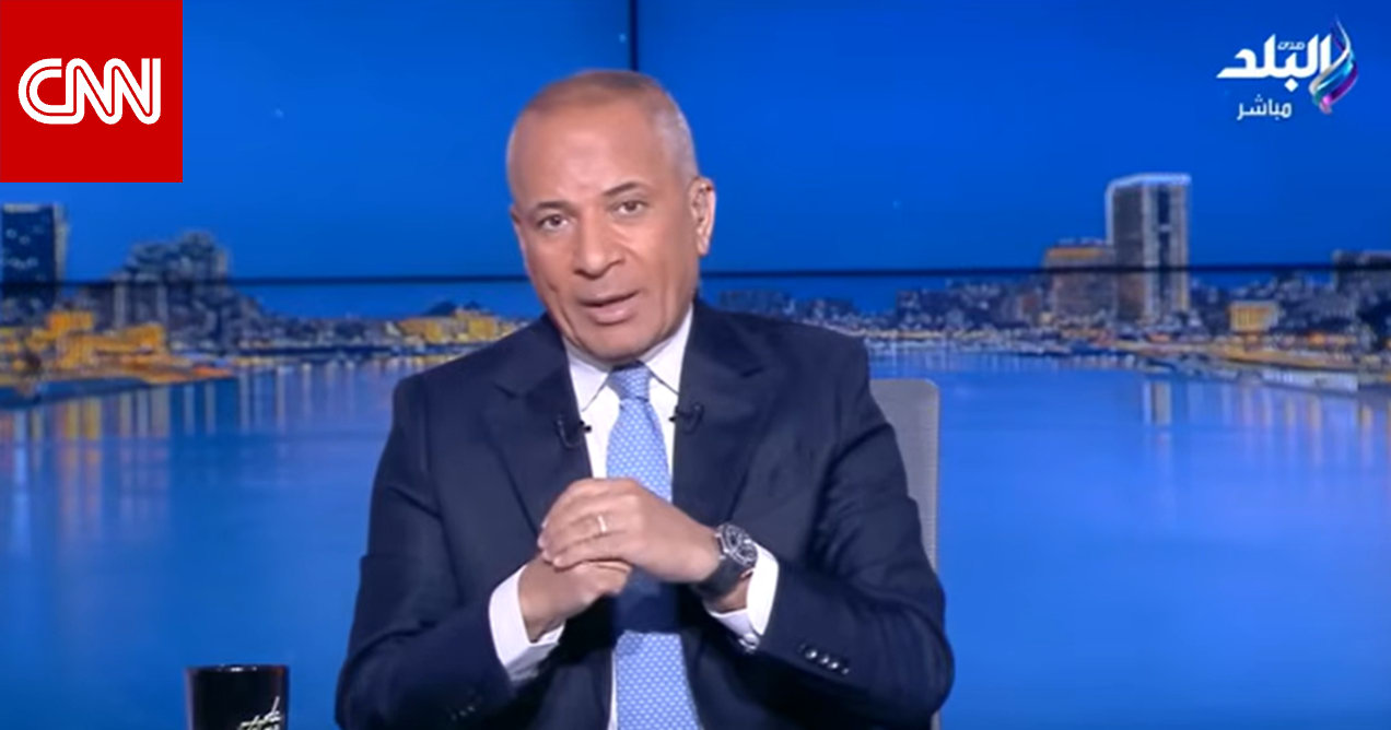 ما حقيقة فيديو "ظهور إعلامي مصري مرتديًا ألواحًا شمسية"؟