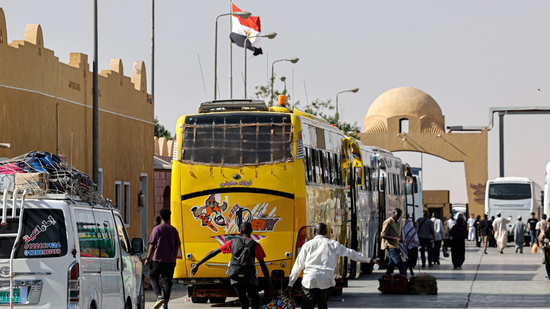فيديو متداول لـ"هروب لاجئين سودانيين قبل ترحيلهم من مصر".. هذه حقيقته