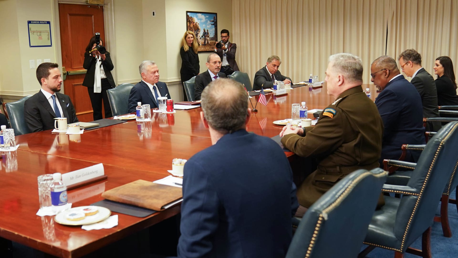 جانب من لقاء العاهل الأردني الملك عبدالله الثاني و وزير الدفاع الأمريكي لويد أوستن