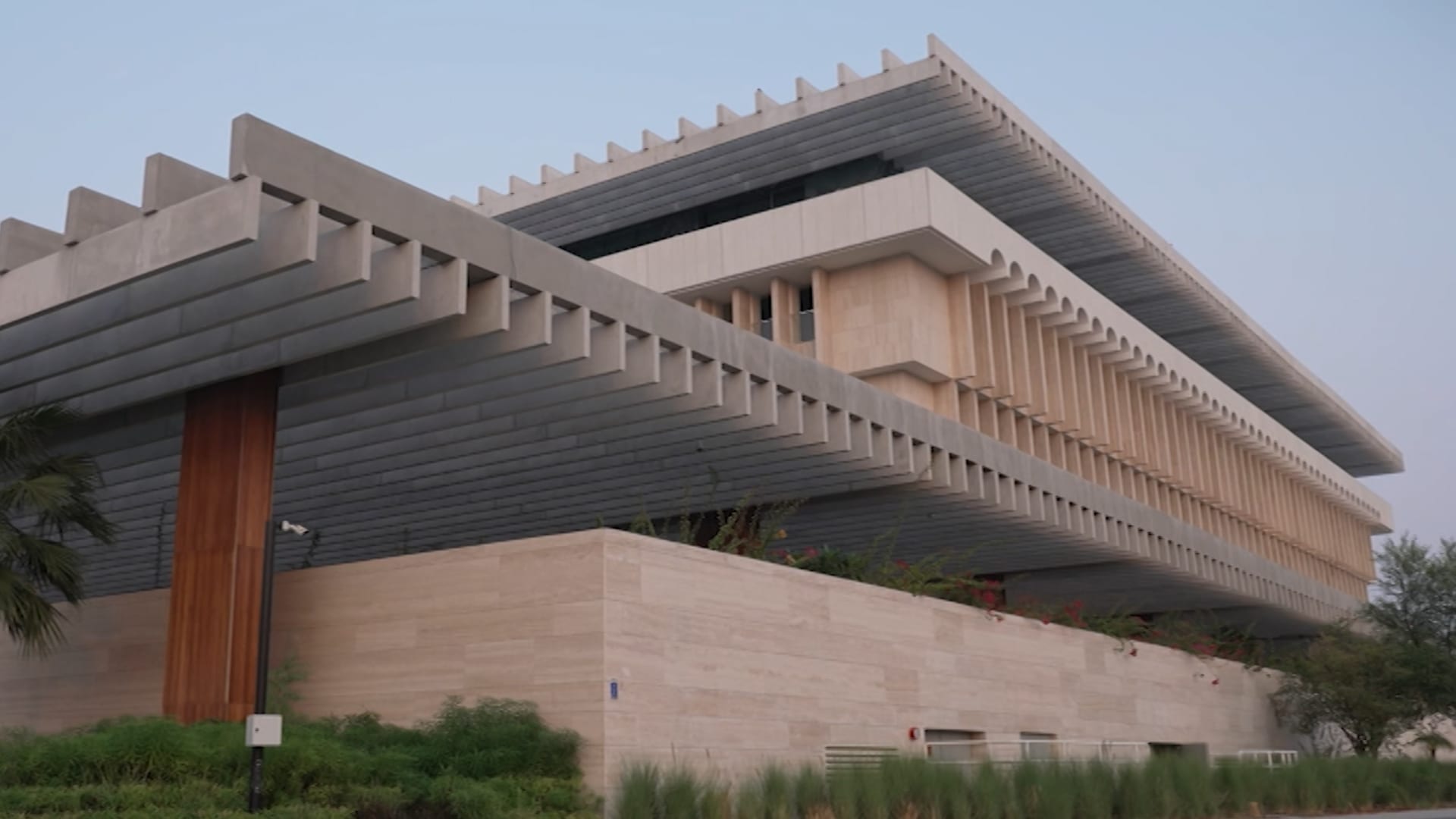 هكذا تحول مبنى وزارة داخلية في قطر إلى فندق يعرض مجموعة فنية فريدة من نوعها