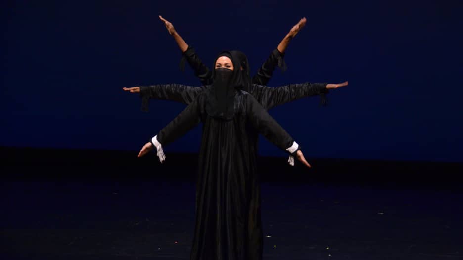 هل يجتمع النقاب والهيب هوب؟ راقصة أمريكية تخلق مساحة لتمكين النساء المسلمات