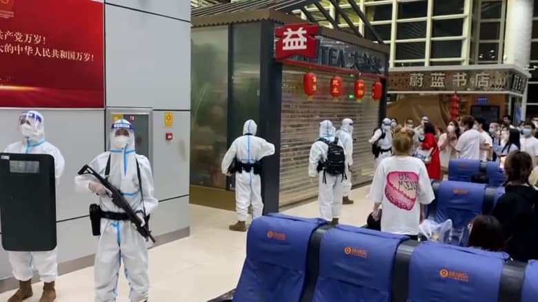 حالة ذعر.. فيديو جديد يُظهر حرّاسًا يحملون الأسلحة لإغلاق مطار في الصين