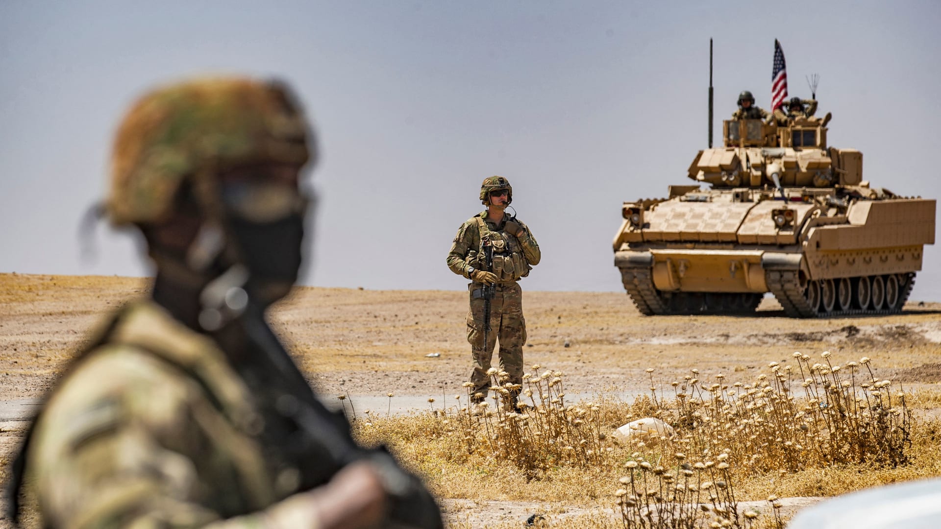 جندي أمريكي يقف بالقرب من مركبة  خلال دورية بالقرب من آبار النفط  بمحافظة الحسكة السورية  