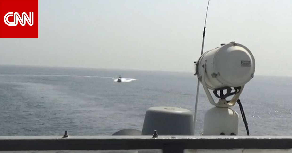 فيديو متداول لـ"مواجهة زوارق إيرانية وسفن حربية أمريكية بمضيق هرمز".. هذه حقيقته