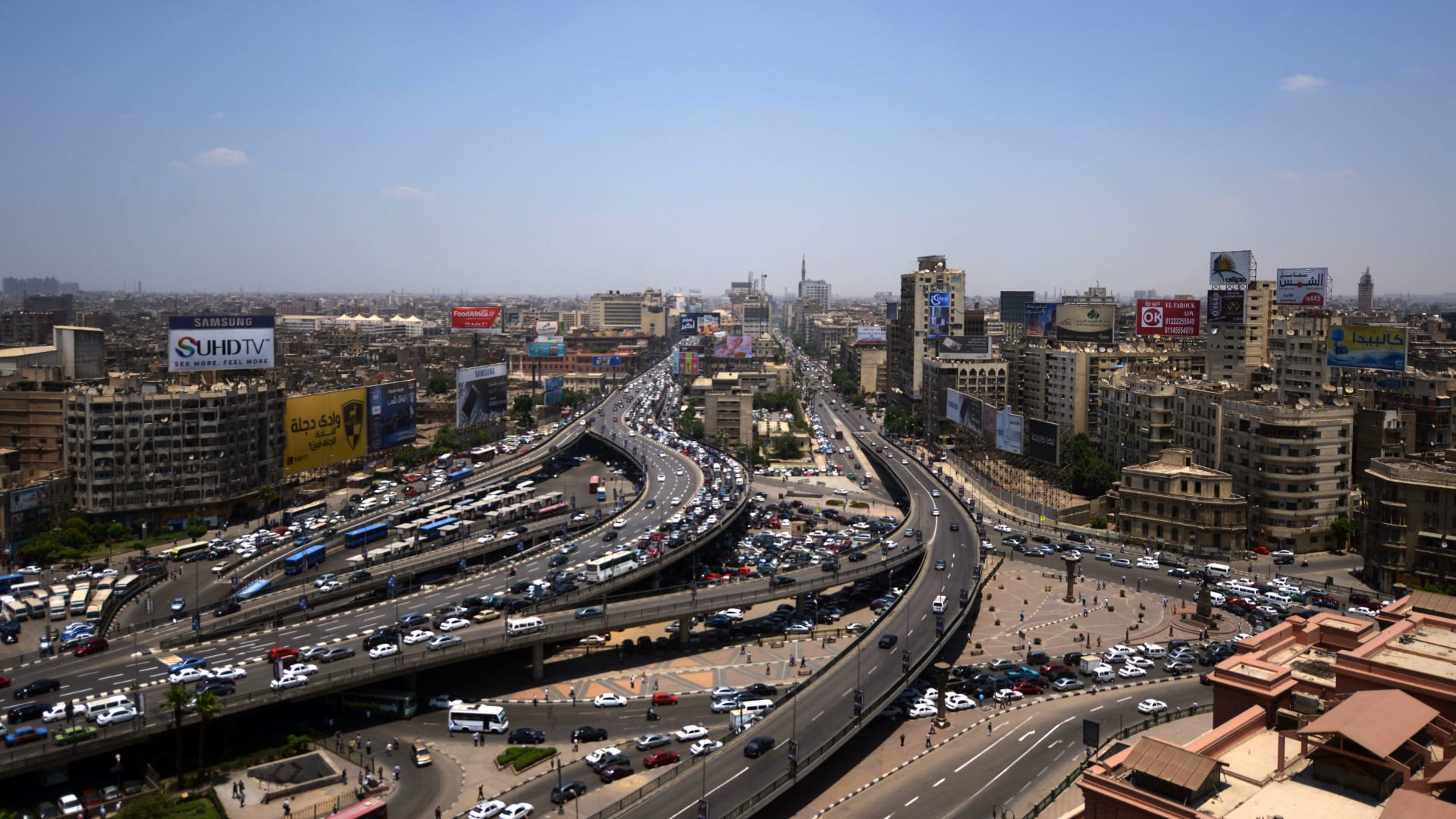 "ليك في الكيك".. إعلان حمدي الوزير يثير جدلا في مصر.. والفنان: "ليس إشارة للتحرش"