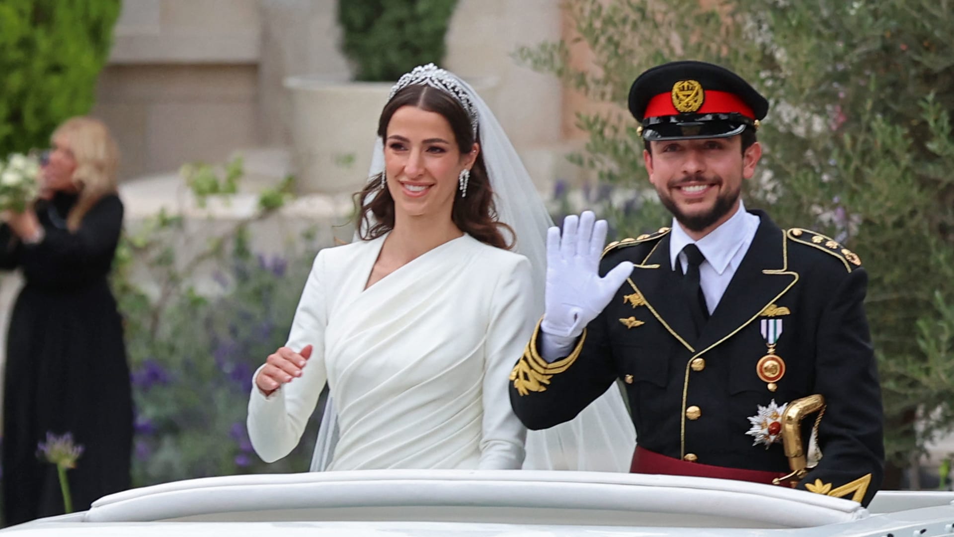 أكاديمي إماراتي يقارن الأنظمة الملكية العربية بالجمهورية بتعليق على زفاف ولي عهد الأردن