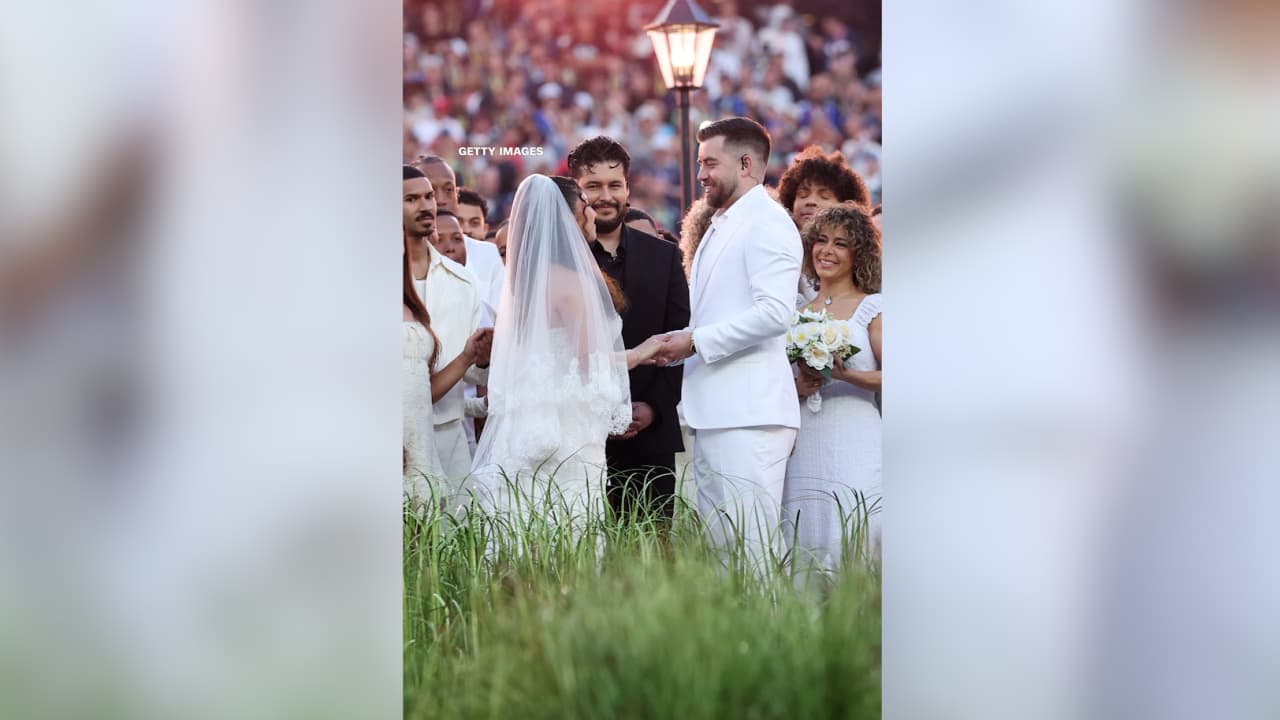 شاهد.. عروسان يفاجئان العالم بزفافهما خلال عرض باد باني في "سوبر بول"