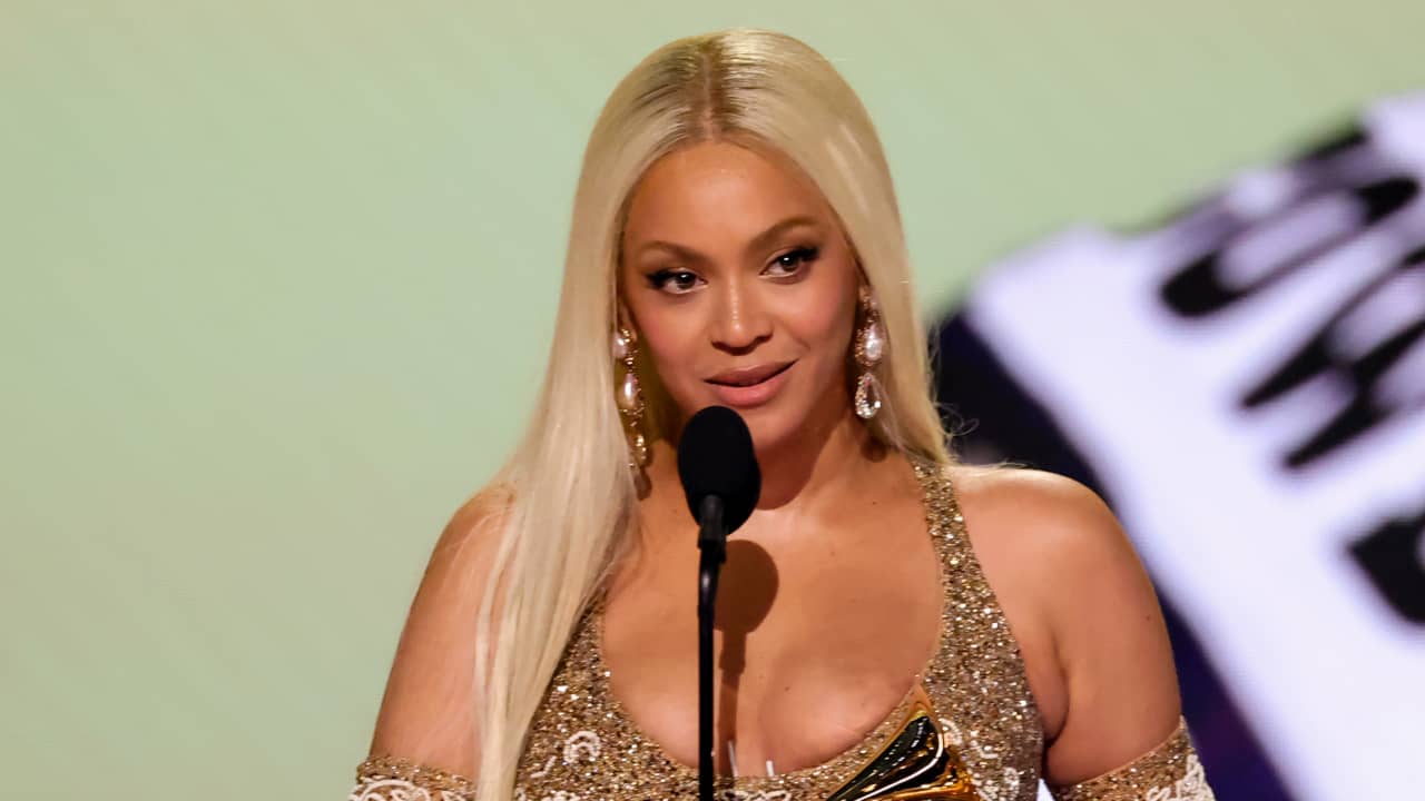 المصمم جان بيار خوري يكشف كم ساعة استغرق العمل على تصميم بيونسيه الأحمر!