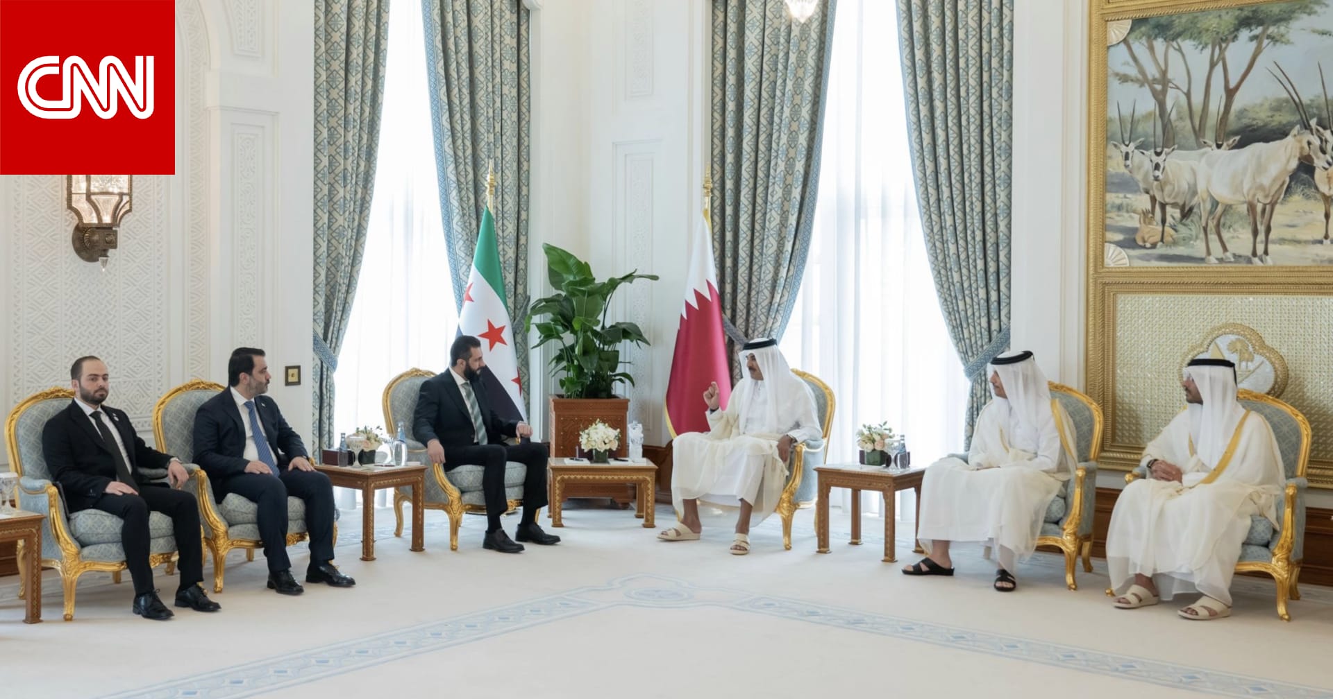 لقطة تثير تفاعلا واسعا خلال استقبال أمير قطر لأحمد الشرع في الدوحة