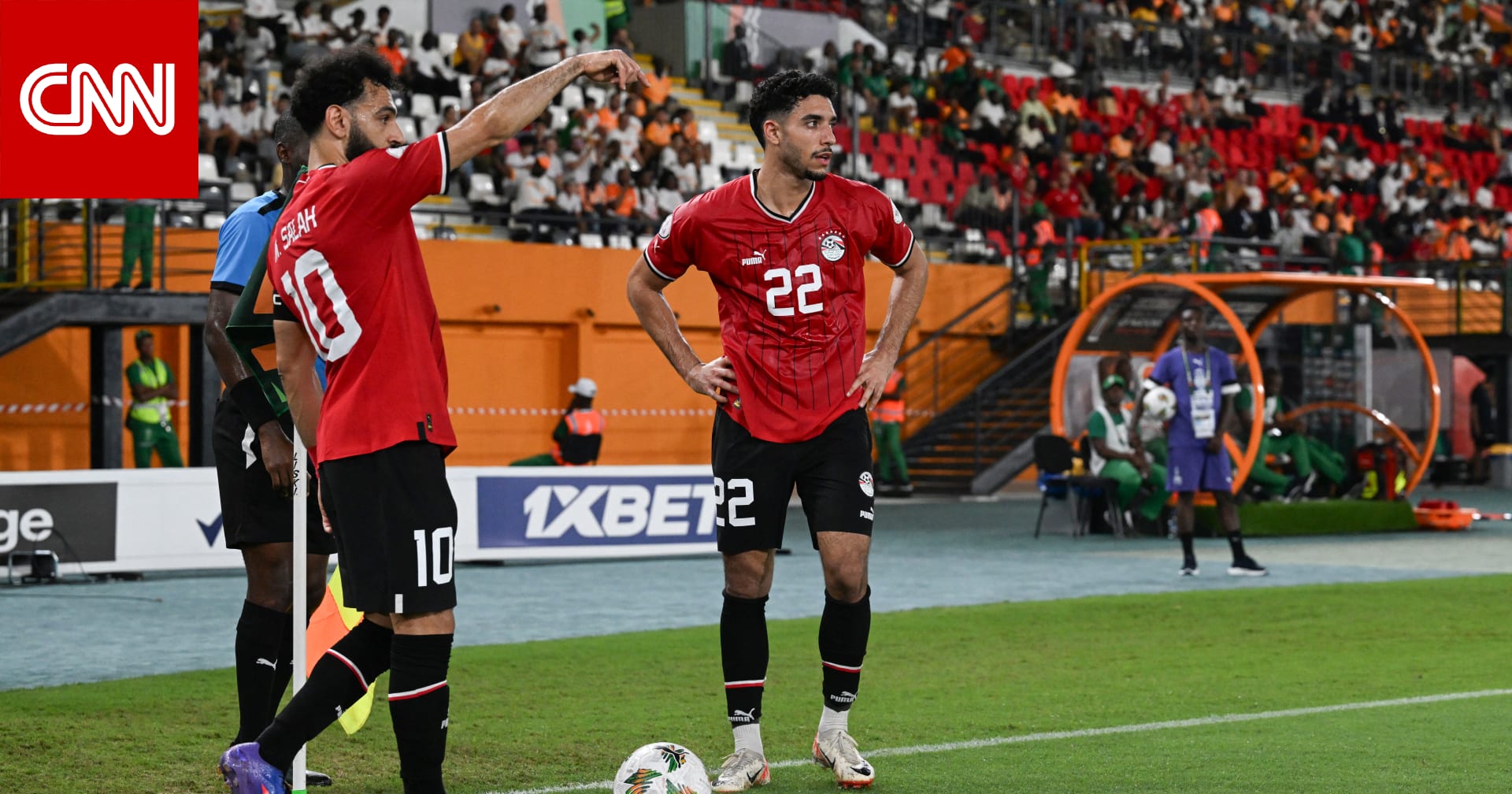 تصرف من صلاح تجاه مرموش خلال مباراة لمنتخب مصر يشعل تفاعلاً
