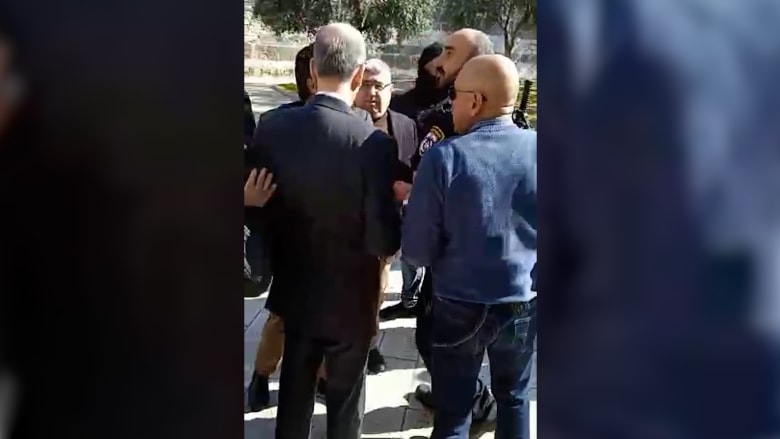 شاهد.. لحظة "اعتراض طريق" السفير الأردني لدى دخوله الحرم القدسي