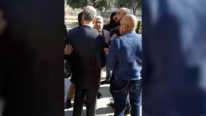 شاهد.. لحظة "اعتراض طريق" السفير الأردني لدى دخوله الحرم القدسي