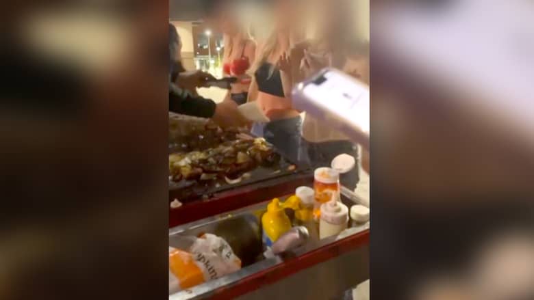 فيديو يرصد فتيات يضايقن بائع طعام.. شاهد كيف ردّ عليهن زبائنه