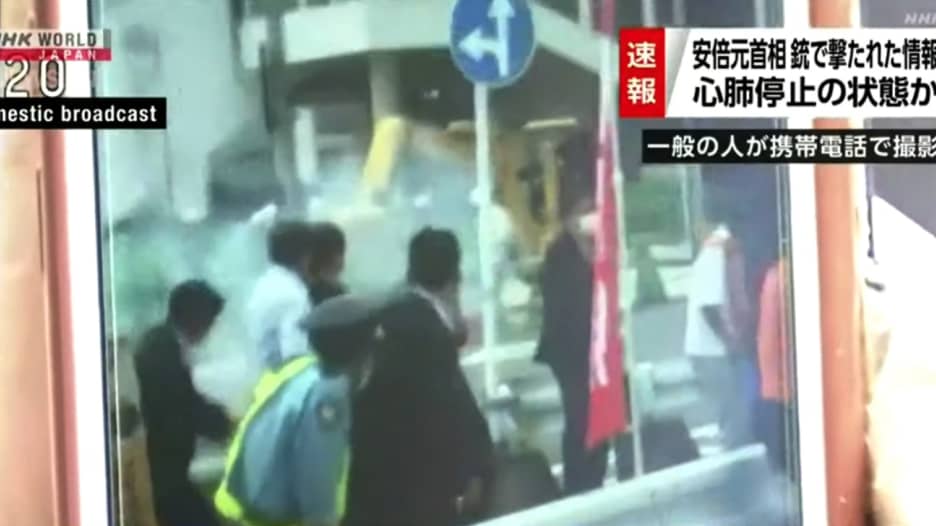 فيديو يُظهر لحظة سقوط شينزو آبي أثناء إلقاء خطاب بعد إطلاق النار