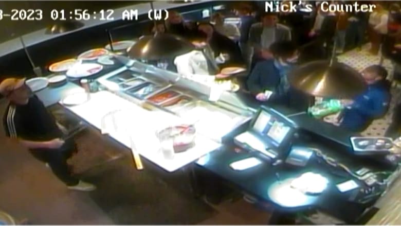 رصدتها كاميرا مراقبة.. شاهد ما حدث لامرأة زُعم أنها سرقت صندوق البقشيش داخل مطعم