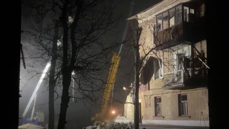 ضربات روسية تدفع الأوكرانيين إلى ظلامٍ وبرد بعد انقطاع تيار الكهرباء