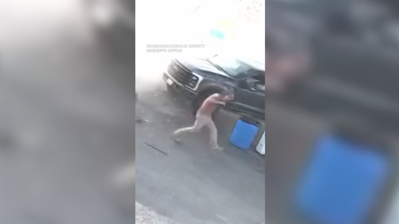 شاهد ما فعله رجل في آخر لحظة عندما تفاجأ بسيارة خارجة عن السيطرة تتجه نحوه