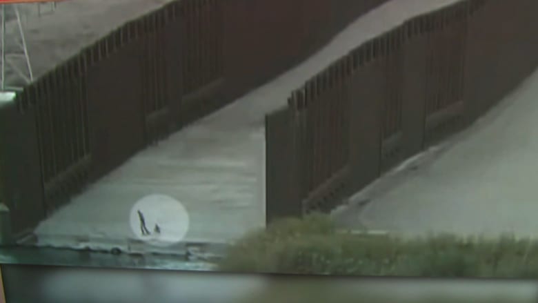 فيديو يظهر مصير طفل تركه مهرب بجانب نهر على حدود أمريكا
