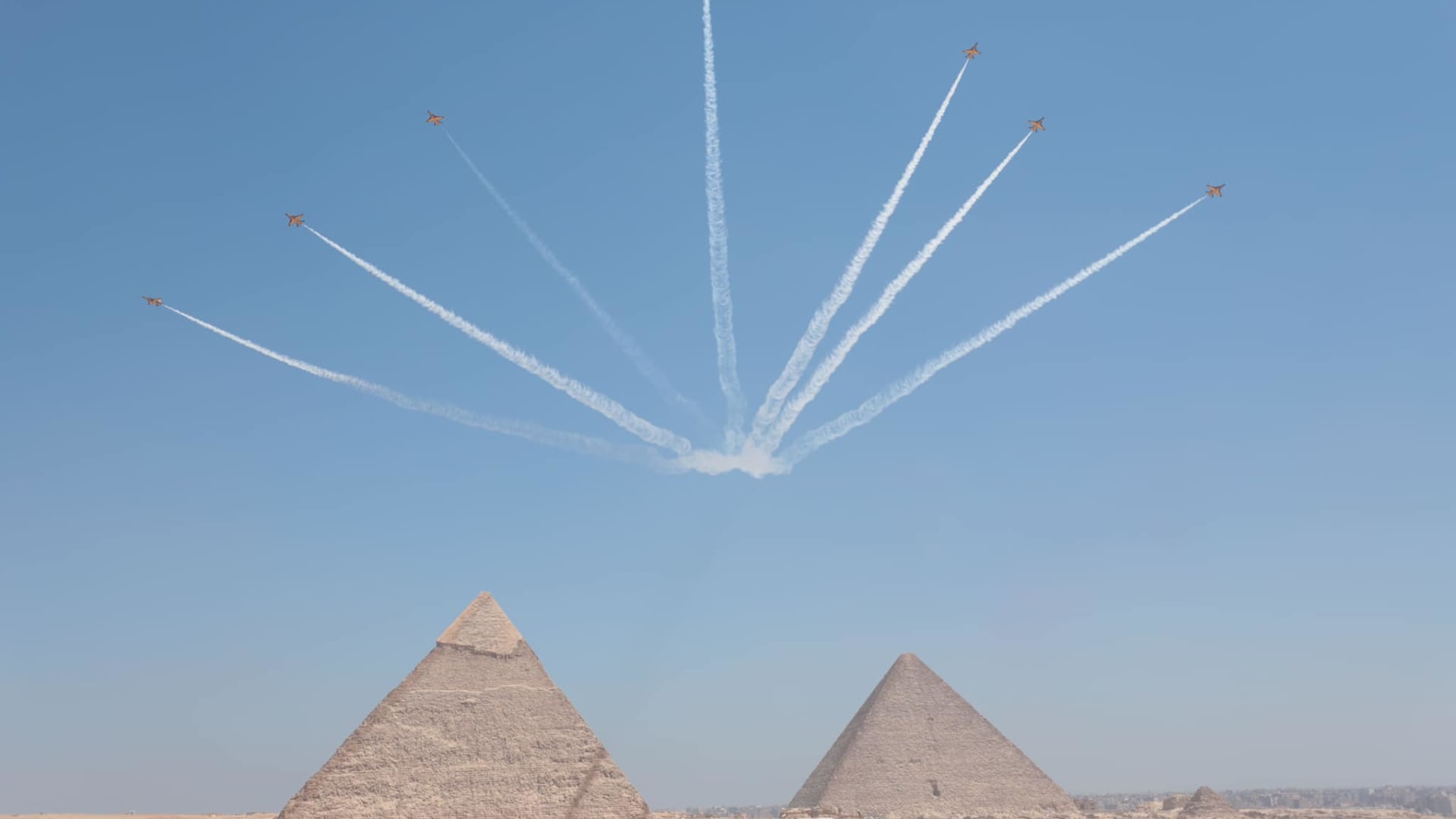 سماء مصر تشهد عرضًا جويًا مبهرًا فوق الأهرامات