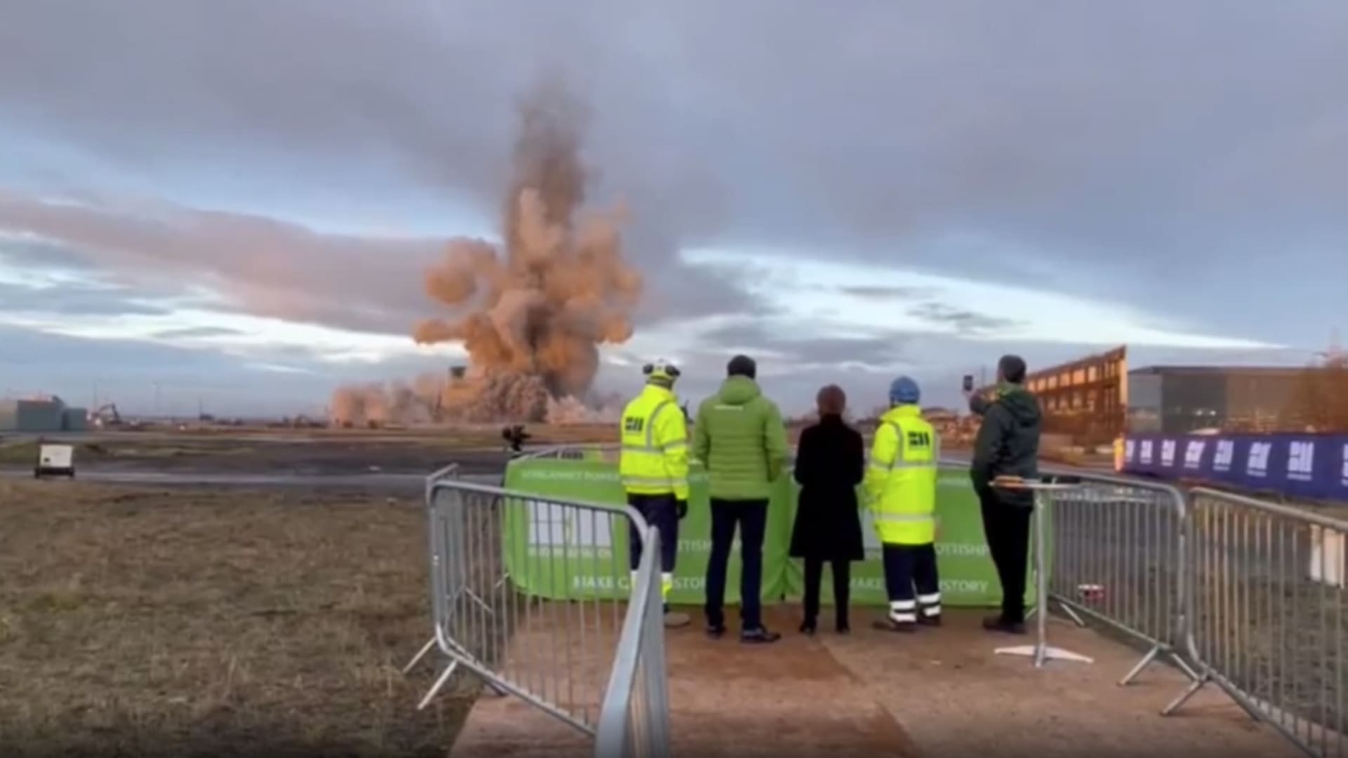 بالفيديو.. لحظة تفجير محطة طاقة عملاقة تعمل بالفحم في اسكتلندا