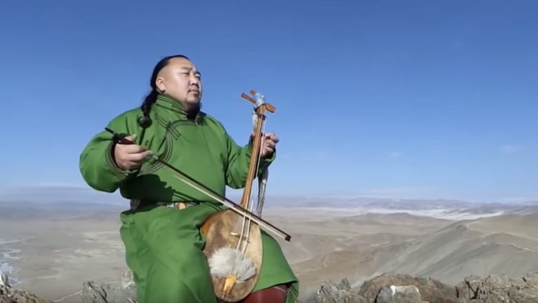 عنصر مهم بالحياة البدوية.. استمع لأحد أشهر نجوم الغناء الحلقي في منغوليا